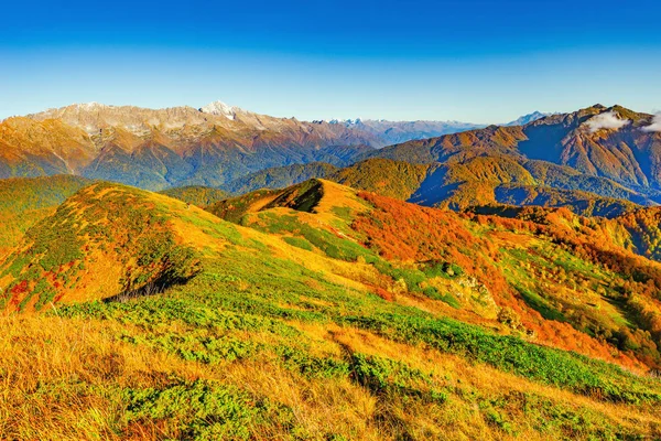 Fantastische Berggipfel zur Herbstabendzeit. — Stockfoto