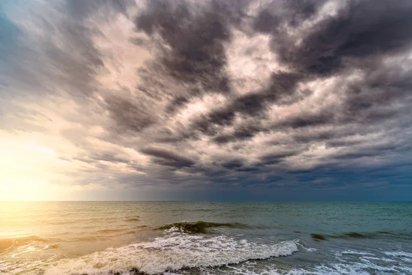Cielo tempestoso sopra l'oceano . — Foto Stock