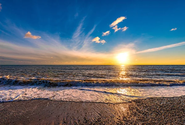 Céu por do sol sobre o mar . — Fotografia de Stock