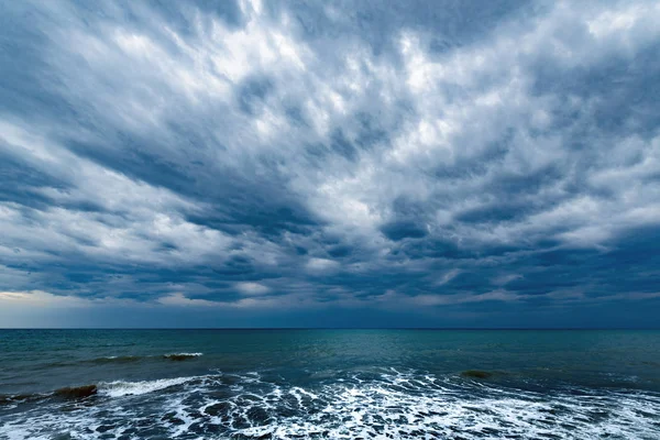 Ciemny burzliwy niebo nad oceanem. — Zdjęcie stockowe