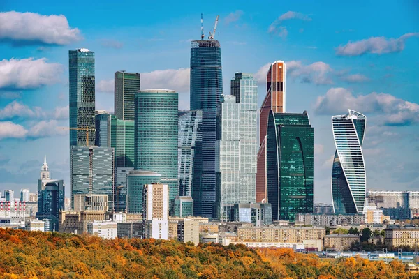 Herbst Blick auf Moskau Business City Center. — Stockfoto
