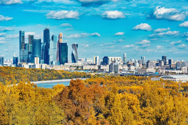 Vista de otoño del horizonte de Moscú por la mañana . — Foto de Stock