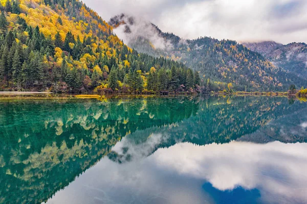 Autunno vista sul lago. Riserva naturale di Jiuzhaigou. Cina . — Foto Stock