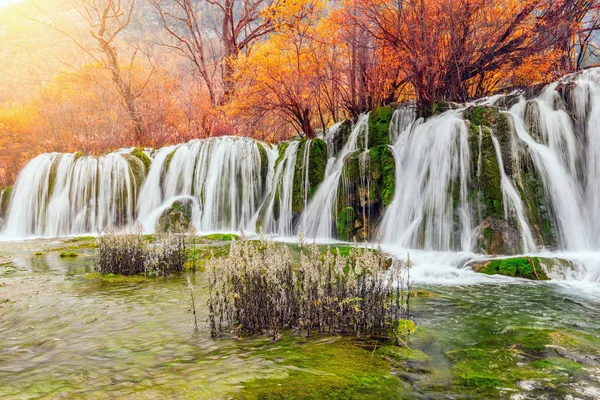 Vista autunnale della cascata con acqua pura all'alba . — Foto Stock