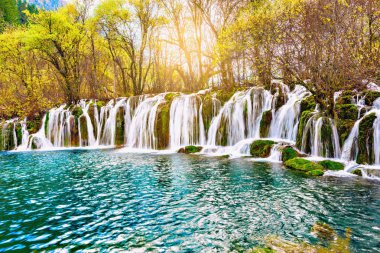 Sonbahar gündoğumu zaman saf su ile şelale görünümünü.