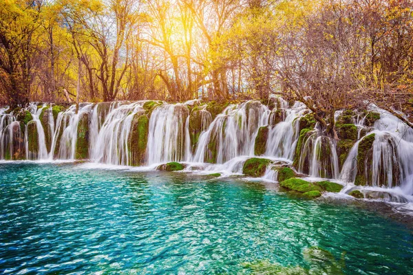 Sonbahar gündoğumu zaman saf su ile şelale görünümünü.