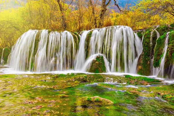 Autunno vista della cascata con acqua pura . — Foto Stock