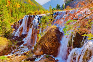 Saf su ile şelale sonbahar görünümü.