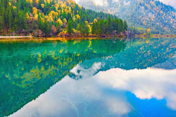 Herbst Blick auf den See mit reinem Wasser. — Stockfoto