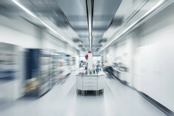 Beeld wazig interieur chemisch laboratorium achtergrond. — Stockfoto