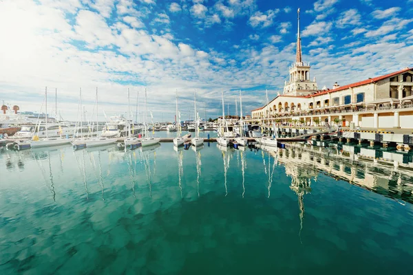Yat ve tekne demirlemiş Sochi bağlantı noktası.