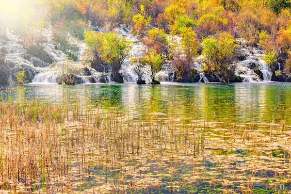 Autunno vista della cascata, lago e palude . — Foto Stock