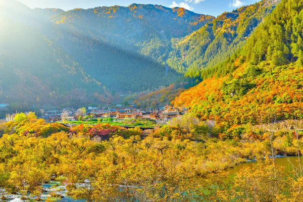 Autunno vista del villaggio tibetano . — Foto Stock