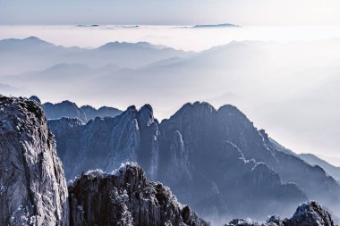 Sunrise yukarıda renkli doruklarına Huangshan Milli Parkı.