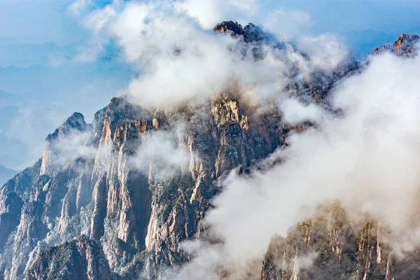 Bulutların üzerinde doruklarına.