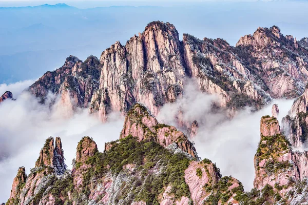 Bulutların üzerinde doruklarına.