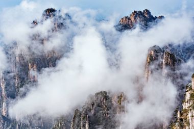 Bulutlar dağ doruklarına tarafından.