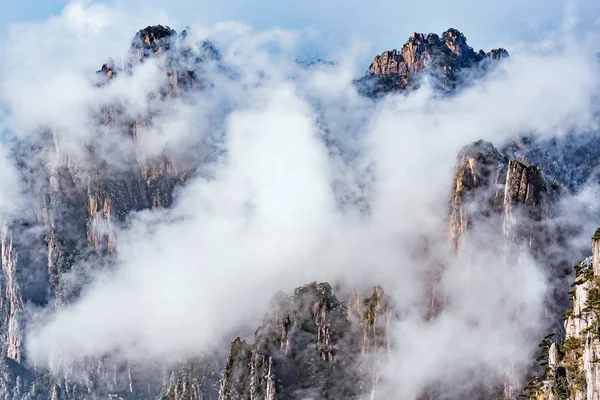 Bulutlar dağ doruklarına tarafından.