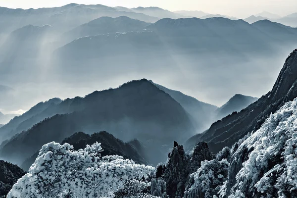 Vista matutina de los picos del Parque Nacional Huangshan . — Foto de Stock