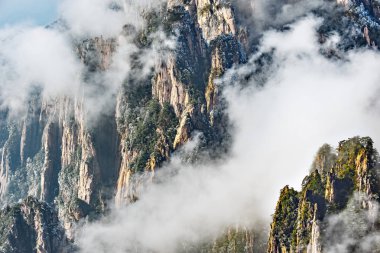Bulutlar dağ doruklarına tarafından.