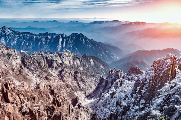 Morning view of the mountain peaks. — Stock Photo, Image