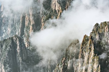 Bulutlar dağ doruklarına tarafından.