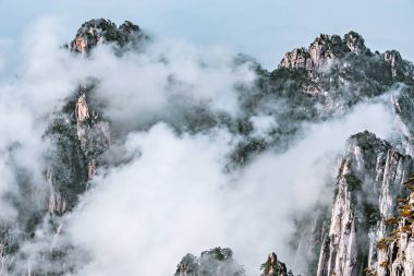 Bulutlar dağ doruklarına tarafından.