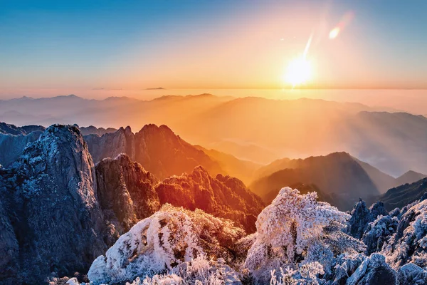Sunrise yukarıda dağ zirveleri Huangshan Milli Parkı.