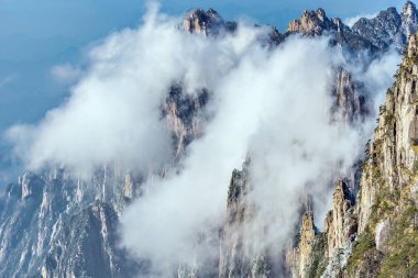 Bulutlar dağ doruklarına tarafından.