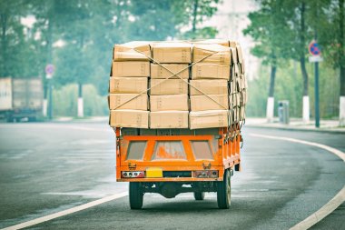 Küçük yük araba karton kutular ile.