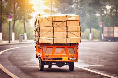 Küçük yük araba karton kutular ile.