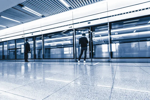 La gente espera la llegada del tren . — Foto de Stock