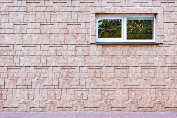 Стена здания с маленьким окном . — стоковое фото