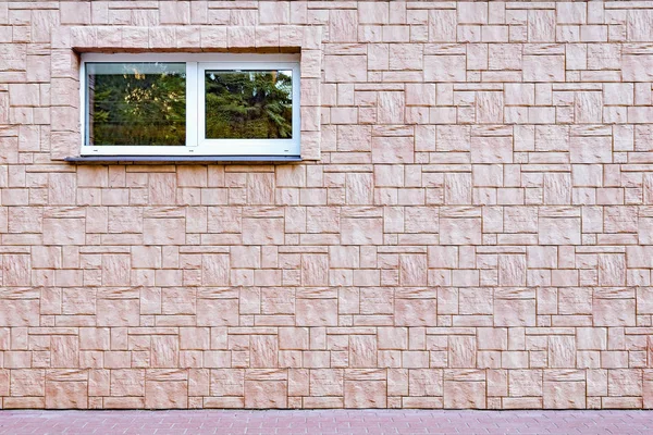 小さな窓が付いている建物の壁. — ストック写真