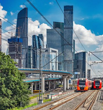 İki modern yüksek hızlı tren.