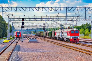 Yüksek hızlı tren ve yük treni.