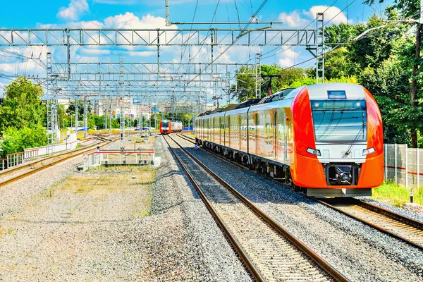 İki yüksek hızlı tren.