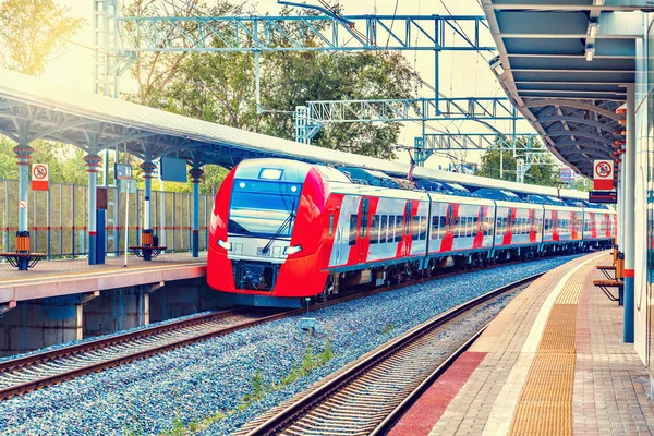 Highspeed trein benadering van het platform. — Stockfoto