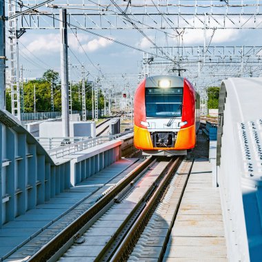 Yüksek hızlı tren doğru hareket eder.