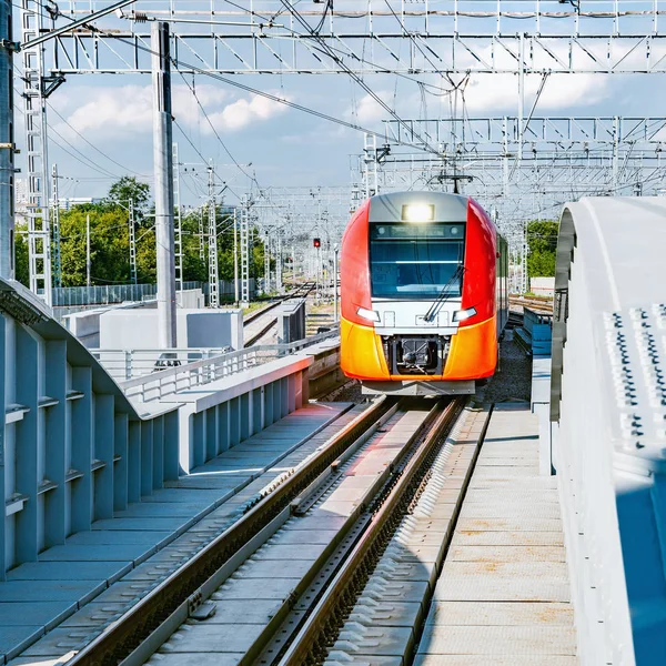 Yüksek hızlı tren doğru hareket eder.