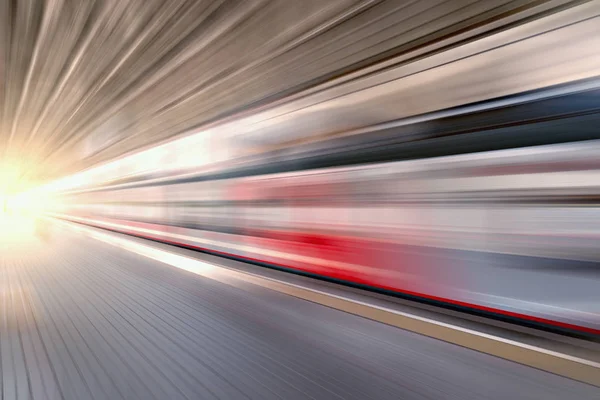 Trem moderno de alta velocidade se move rápido . — Fotografia de Stock