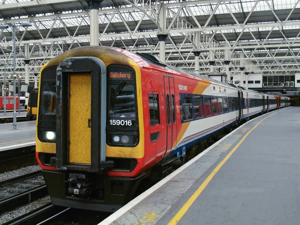 Interno della stazione ferroviaria di Waterloo durante il giorno . — Foto Stock