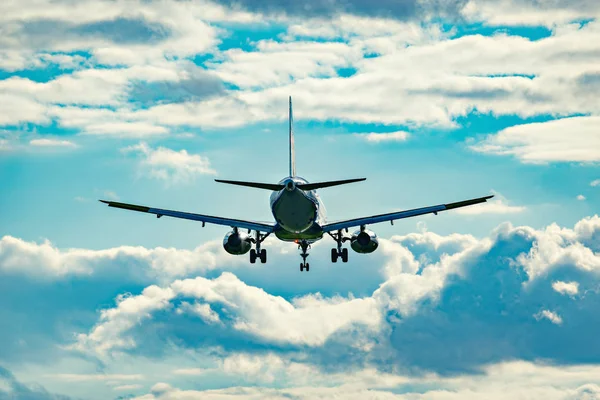 Landung des Passagierflugzeugs. — Stockfoto