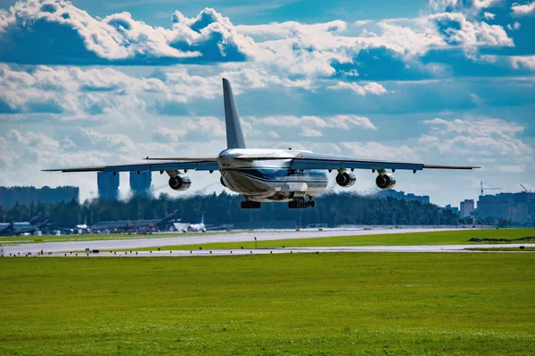 Aterrizaje del gran avión de carga . — Foto de Stock