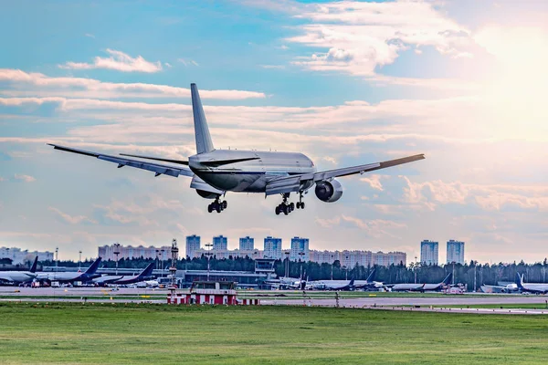 Aterrizaje del avión de pasajeros . — Foto de Stock