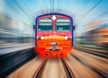 Yüksek hızlı tren doğru hareket eder.