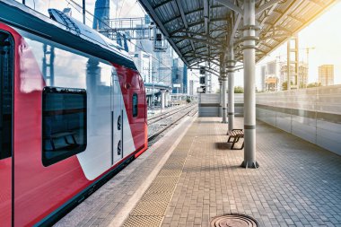 Modern yüksek hızlı tren platformu tarafından standları.