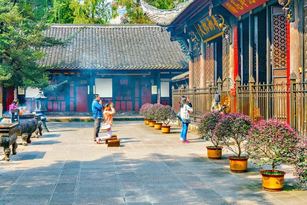 Praying people on the territory of Wenshu monastery. — Stock Photo, Image