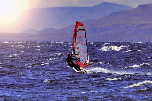 Sportman windsurfer na superfície do lago . — Fotografia de Stock