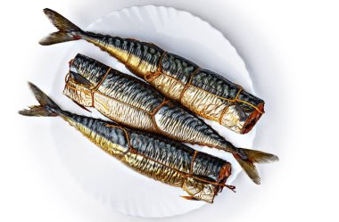 Üç adet füme scomber balık.
